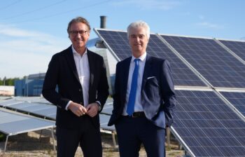 AMAG to double its rooftop solar power capacity (L-R): Leonhard Schitter, Energie AG, and Helmut Kaufmann, AMAG Austria Metall.